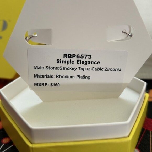 Bomb Party "Simple Elegance" Earrings - Picture 4 of 4